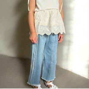 女の子用、レースフリル付きノースリーブトップス。涼しげなコットン素材で、夏のおしゃれにぴったりな子供服アイテム。