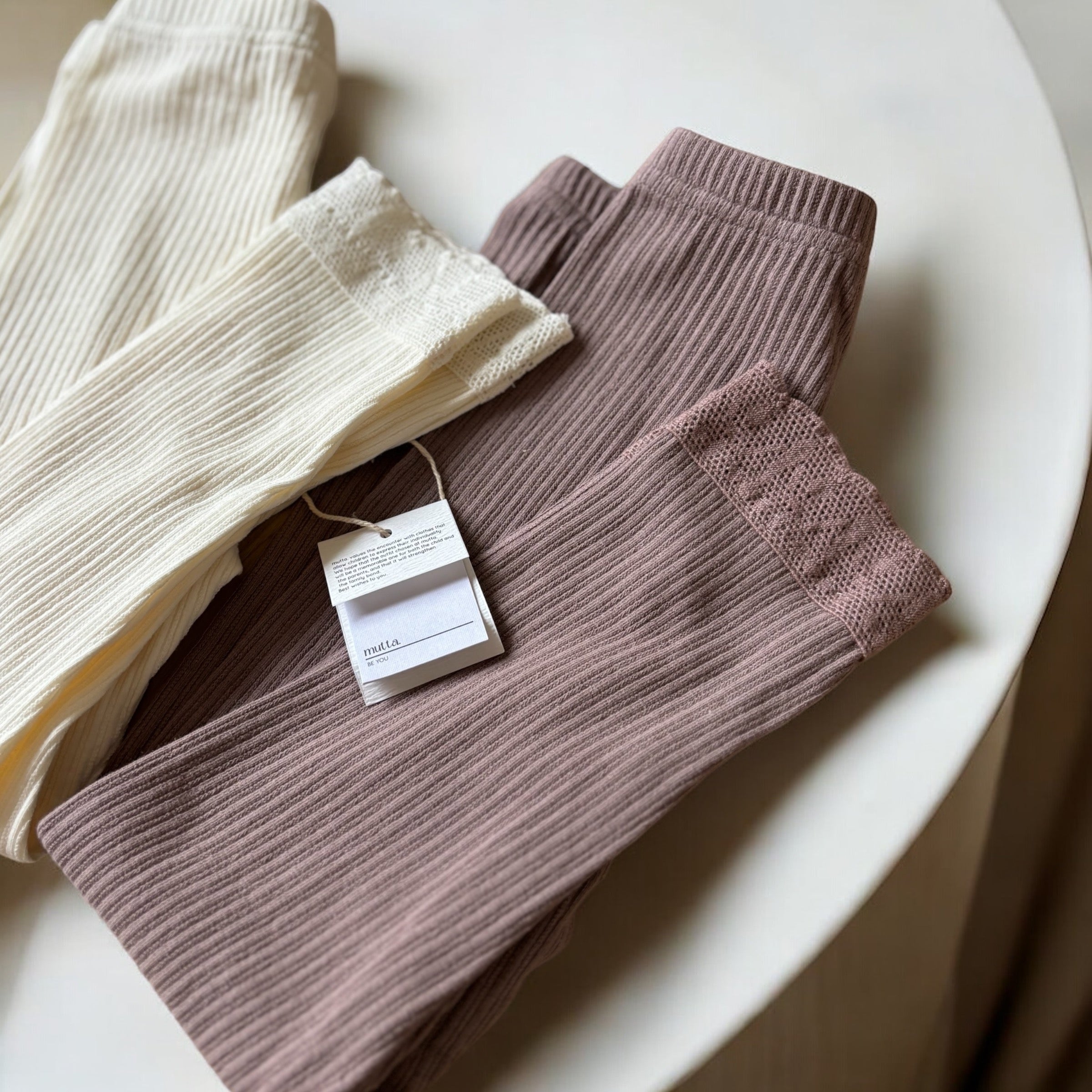 キッズ向けのリブレース付きレギンス