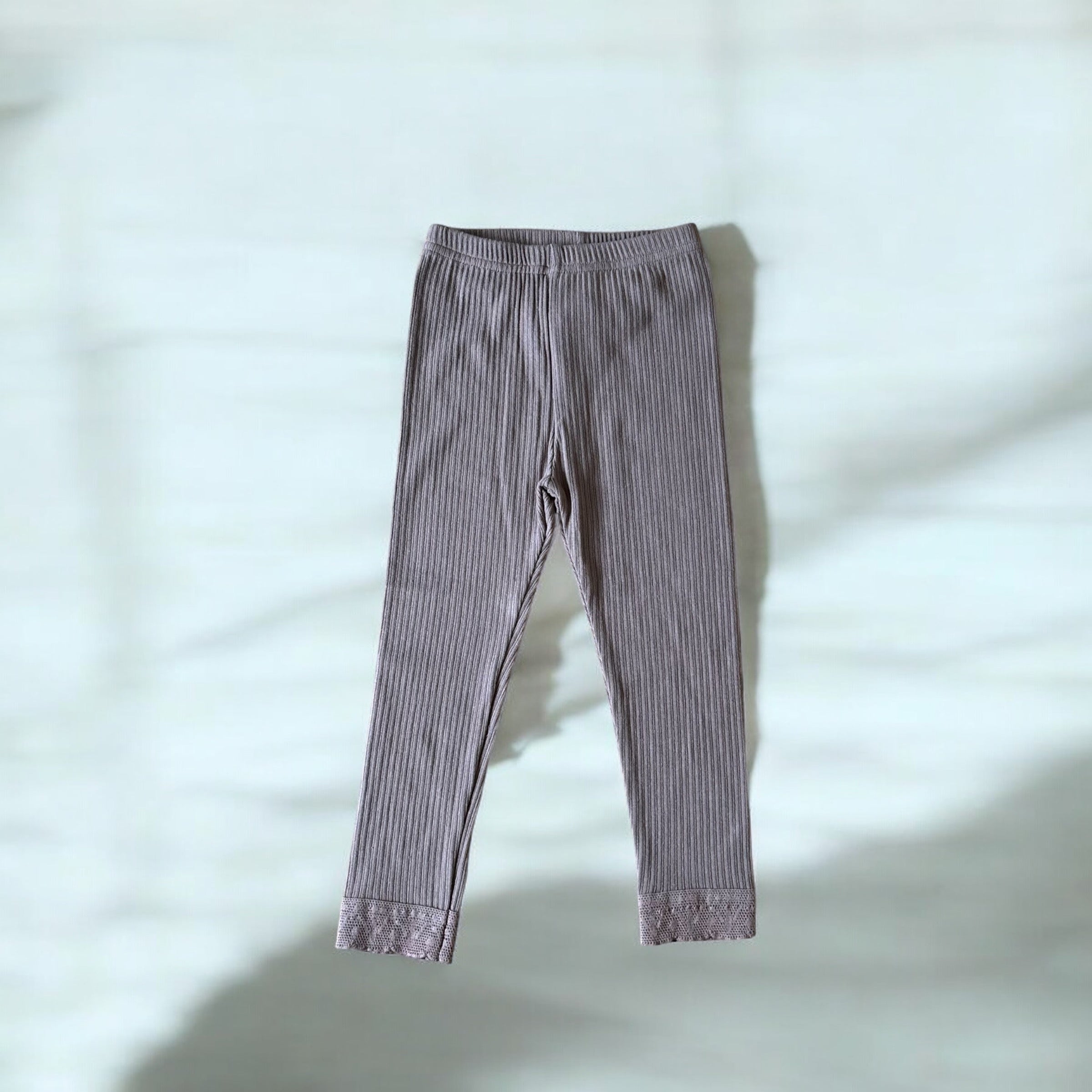 キッズ向けのレース付きレギンス