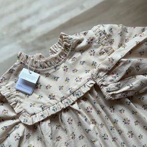 mutta.の女の子向けの秋冬ワンピース。愛らしい小花柄をちりばめた上品なベージュカラーワンピース