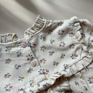 mutta.の女の子向けの秋冬ワンピース。愛らしい小花柄をちりばめた上品なベージュカラーワンピース