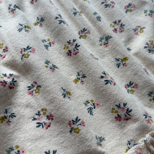 mutta.の女の子向けの秋冬ワンピース。愛らしい小花柄をちりばめた上品なベージュカラーワンピース