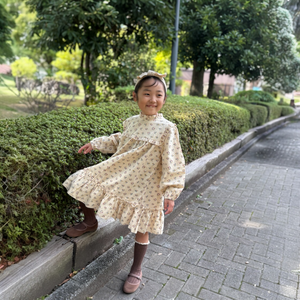 mutta.の女の子向けの秋冬ワンピース。愛らしい小花柄をちりばめた上品なベージュカラーワンピース