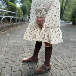 mutta.の女の子向けの秋冬ワンピース。愛らしい小花柄をちりばめた上品なベージュカラーワンピース