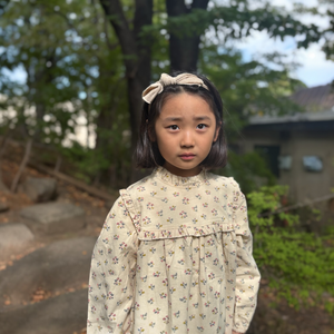 mutta.の女の子向けの秋冬ワンピース。愛らしい小花柄をちりばめた上品なベージュカラーワンピース