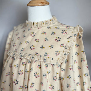 mutta.の女の子向けの秋冬ワンピース。愛らしい小花柄をちりばめた上品なベージュカラーワンピース