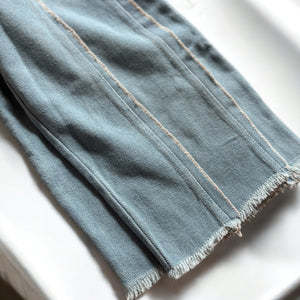 【キッズデニムパンツ】おしゃれなフリンジデザインのストレートジーンズ。ナチュラルな風合いのウォッシュドデニムに、縦ラインのフリンジステッチが施され、脚長効果も◎。動きやすいワイドシルエットと柔らかなコットン素材で快適な履き心地。カジュアルコーデやガーリーなトップスとも相性抜群なキッズ用デニム