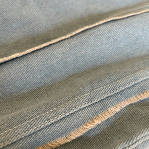 【キッズデニムパンツ】おしゃれなフリンジデザインのストレートジーンズ。ナチュラルな風合いのウォッシュドデニムに、縦ラインのフリンジステッチが施され、脚長効果も◎。動きやすいワイドシルエットと柔らかなコットン素材で快適な履き心地。カジュアルコーデやガーリーなトップスとも相性抜群なキッズ用デニム