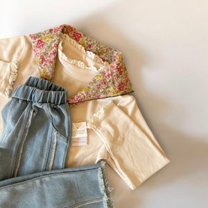 【キッズデニムパンツ】おしゃれなフリンジデザインのストレートジーンズ。ナチュラルな風合いのウォッシュドデニムに、縦ラインのフリンジステッチが施され、脚長効果も◎。動きやすいワイドシルエットと柔らかなコットン素材で快適な履き心地。カジュアルコーデやガーリーなトップスとも相性抜群なキッズ用デニム