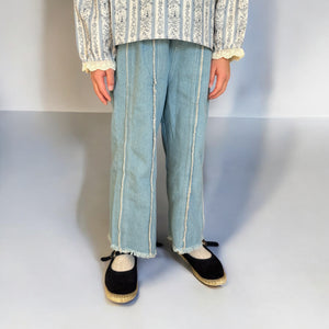【キッズデニムパンツ】おしゃれなフリンジデザインのストレートジーンズ。ナチュラルな風合いのウォッシュドデニムに、縦ラインのフリンジステッチが施され、脚長効果も◎。動きやすいワイドシルエットと柔らかなコットン素材で快適な履き心地。カジュアルコーデやガーリーなトップスとも相性抜群なキッズ用デニム