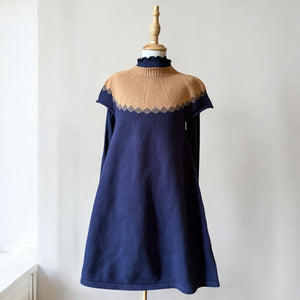 キャメルとネイビーの上品な配色が印象的な半袖ニットワンピース。秋冬のお出かけや記念日にも似合うクラシカルな1着。