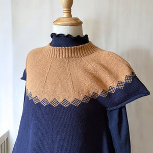 キャメルとネイビーの上品な配色が印象的な半袖ニットワンピース。秋冬のお出かけや記念日にも似合うクラシカルな1着。