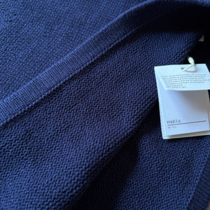 キャメルとネイビーの上品な配色が印象的な半袖ニットワンピース。秋冬のお出かけや記念日にも似合うクラシカルな1着。