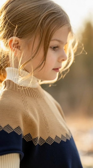 キャメルとネイビーの上品な配色が印象的な半袖ニットワンピース。秋冬のお出かけや記念日にも似合うクラシカルな1着。