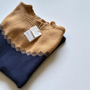 キャメルとネイビーの上品な配色が印象的な半袖ニットワンピース。秋冬のお出かけや記念日にも似合うクラシカルな1着。