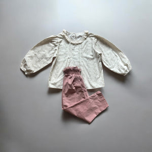 女の子向け春の新作セットアップ。小花柄レースブラウスとウエストシャーリングパンツのコーデ。コットン素材で快適、おしゃれでかわいい春服。