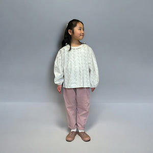 女の子向け春の新作セットアップ。小花柄レースブラウスとウエストシャーリングパンツのコーデ。コットン素材で快適、おしゃれでかわいい春服。