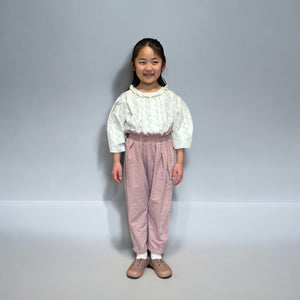 女の子向け春の新作セットアップ。小花柄レースブラウスとウエストシャーリングパンツのコーデ。コットン素材で快適、おしゃれでかわいい春服。