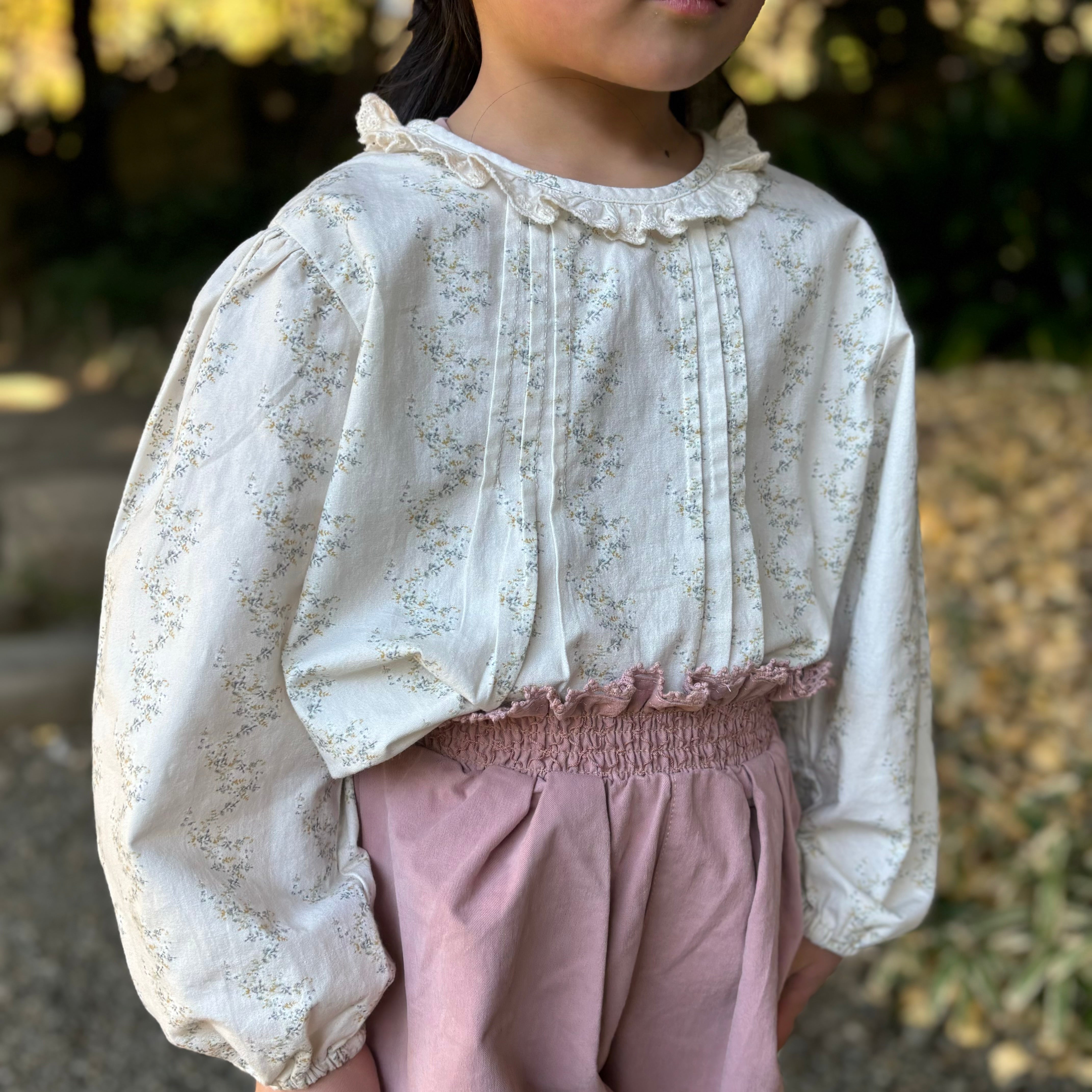 女の子向け春の新作セットアップ。小花柄レースブラウスとウエストシャーリングパンツのコーデ。コットン素材で快適、おしゃれでかわいい春服。