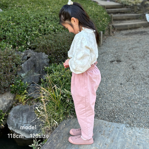 春の新作ガールズセットアップ。繊細な小花柄とレースが上品なトップスに、ふんわりシルエットのシャーリングパンツを合わせたナチュラルなコーデ。柔らかなコットン素材で快適な着心地と可愛らしさを両立