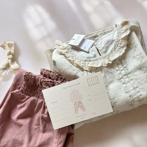 女の子向け春の新作セットアップ。小花柄レースブラウスとウエストシャーリングパンツのコーデ。コットン素材で快適、おしゃれでかわいい春服。