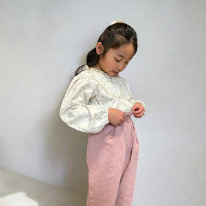 女の子向け春の新作セットアップ。小花柄レースブラウスとウエストシャーリングパンツのコーデ。コットン素材で快適、おしゃれでかわいい春服。