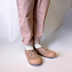 女の子向け春の新作セットアップ。小花柄レースブラウスとウエストシャーリングパンツのコーデ。コットン素材で快適、おしゃれでかわいい春服。