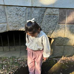 春の新作ガールズセットアップ。繊細な小花柄とレースが上品なトップスに、ふんわりシルエットのシャーリングパンツを合わせたナチュラルなコーデ。柔らかなコットン素材で快適な着心地と可愛らしさを両立