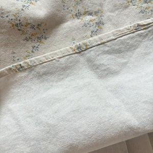 女の子向け春の新作セットアップ。小花柄レースブラウスとウエストシャーリングパンツのコーデ。コットン素材で快適、おしゃれでかわいい春服。