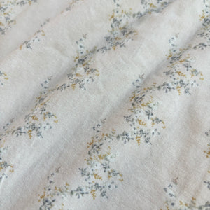 女の子向け春の新作セットアップ。小花柄レースブラウスとウエストシャーリングパンツのコーデ。コットン素材で快適、おしゃれでかわいい春服。