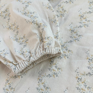 春の新作ガールズセットアップ。繊細な小花柄とレースが上品なトップスに、ふんわりシルエットのシャーリングパンツを合わせたナチュラルなコーデ。柔らかなコットン素材で快適な着心地と可愛らしさを両立