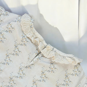 春の新作ガールズセットアップ。繊細な小花柄とレースが上品なトップスに、ふんわりシルエットのシャーリングパンツを合わせたナチュラルなコーデ。柔らかなコットン素材で快適な着心地と可愛らしさを両立