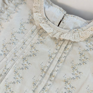 春の新作ガールズセットアップ。繊細な小花柄とレースが上品なトップスに、ふんわりシルエットのシャーリングパンツを合わせたナチュラルなコーデ。柔らかなコットン素材で快適な着心地と可愛らしさを両立