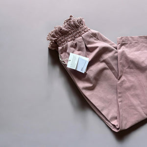 春の新作ガールズセットアップ。繊細な小花柄とレースが上品なトップスに、ふんわりシルエットのシャーリングパンツを合わせたナチュラルなコーデ。柔らかなコットン素材で快適な着心地と可愛らしさを両立