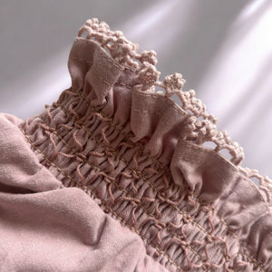 春の新作ガールズセットアップ。繊細な小花柄とレースが上品なトップスに、ふんわりシルエットのシャーリングパンツを合わせたナチュラルなコーデ。柔らかなコットン素材で快適な着心地と可愛らしさを両立