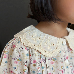 上品な花柄長袖ブラウス 女の子用 コットン素材 レースカラー付き キッズトップス