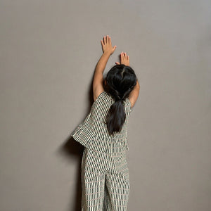 レトロシックなストライプ柄のキッズセットアップ