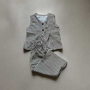 レトロシックなストライプ柄のキッズセットアップ