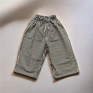 レトロシックなストライプ柄のキッズセットアップ パンツ