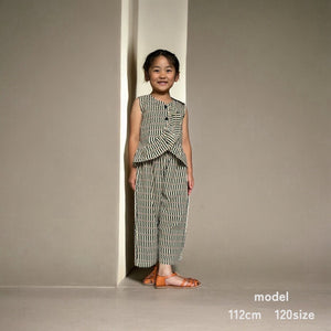 レトロシックなストライプ柄のキッズセットアップ 全身モデル