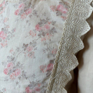 ベージュのクラシカルワンピースを着る女の子。胸元に小花柄とレースが施され、秋冬のお出かけや家族写真にぴったりの子供服