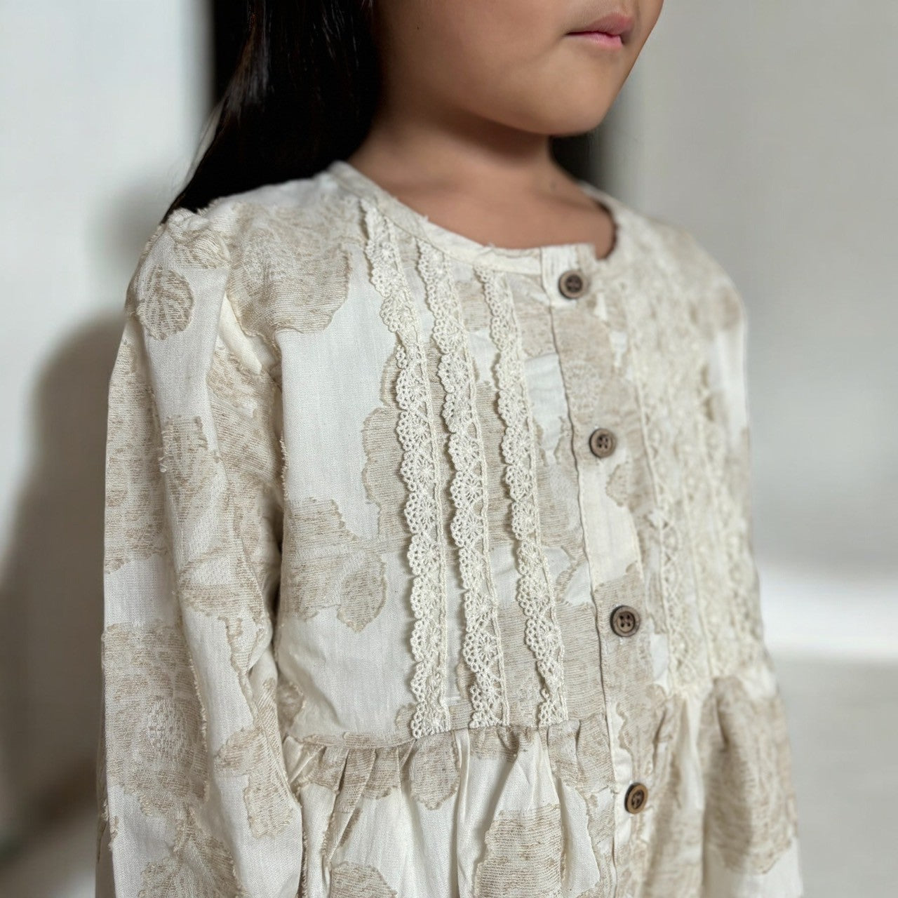 レトロでヴィンテージなキッズ向けの秋冬向けのワンピース