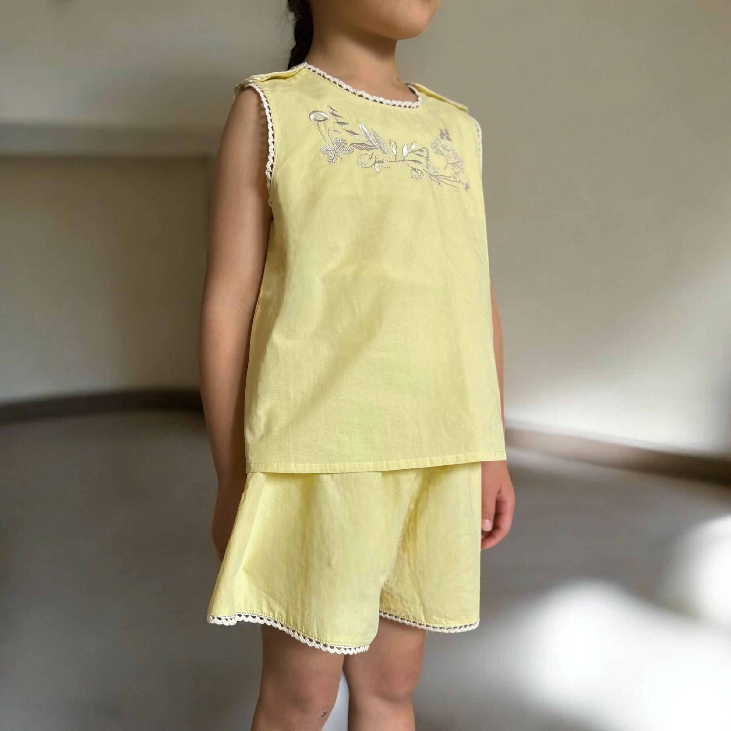【キッズ夏服】女の子用ノースリーブ刺繍トップス&ショートパンツの上下セット|爽やかなイエロー×花柄刺繍がかわいい子供服セットアップ。通気性の良い綿素材で暑い季節にぴったり。お出かけやデイリー使いにおすすめのナチュラルコーデ