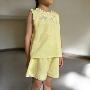 【キッズ夏服】女の子用ノースリーブ刺繍トップス&ショートパンツの上下セット|爽やかなイエロー×花柄刺繍がかわいい子供服セットアップ。通気性の良い綿素材で暑い季節にぴったり。お出かけやデイリー使いにおすすめのナチュラルコーデ