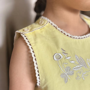 【キッズ夏服】女の子用ノースリーブ刺繍トップス&ショートパンツの上下セット|爽やかなイエロー×花柄刺繍がかわいい子供服セットアップ。通気性の良い綿素材で暑い季節にぴったり。お出かけやデイリー使いにおすすめのナチュラルコーデ