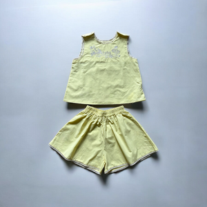 【キッズ夏服】女の子用ノースリーブ刺繍トップス&ショートパンツの上下セット|爽やかなイエロー×花柄刺繍がかわいい子供服セットアップ。通気性の良い綿素材で暑い季節にぴったり。お出かけやデイリー使いにおすすめのナチュラルコーデ