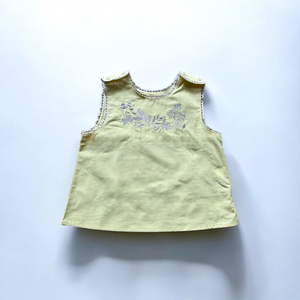 【キッズ夏服】女の子用ノースリーブ刺繍トップス&ショートパンツの上下セット|爽やかなイエロー×花柄刺繍がかわいい子供服セットアップ。通気性の良い綿素材で暑い季節にぴったり。お出かけやデイリー使いにおすすめのナチュラルコーデ