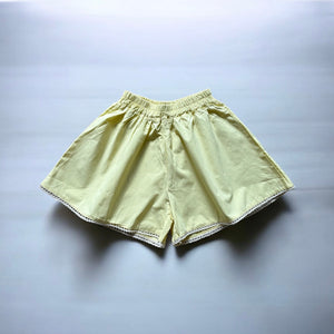 【キッズ夏服】女の子用ノースリーブ刺繍トップス&ショートパンツの上下セット|爽やかなイエロー×花柄刺繍がかわいい子供服セットアップ。通気性の良い綿素材で暑い季節にぴったり。お出かけやデイリー使いにおすすめのナチュラルコーデ