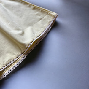 【キッズ夏服】女の子用ノースリーブ刺繍トップス&ショートパンツの上下セット|爽やかなイエロー×花柄刺繍がかわいい子供服セットアップ。通気性の良い綿素材で暑い季節にぴったり。お出かけやデイリー使いにおすすめのナチュラルコーデ