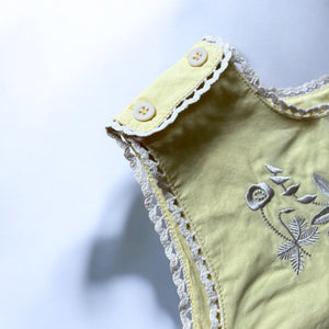 【キッズ夏服】女の子用ノースリーブ刺繍トップス&ショートパンツの上下セット|爽やかなイエロー×花柄刺繍がかわいい子供服セットアップ。通気性の良い綿素材で暑い季節にぴったり。お出かけやデイリー使いにおすすめのナチュラルコーデ